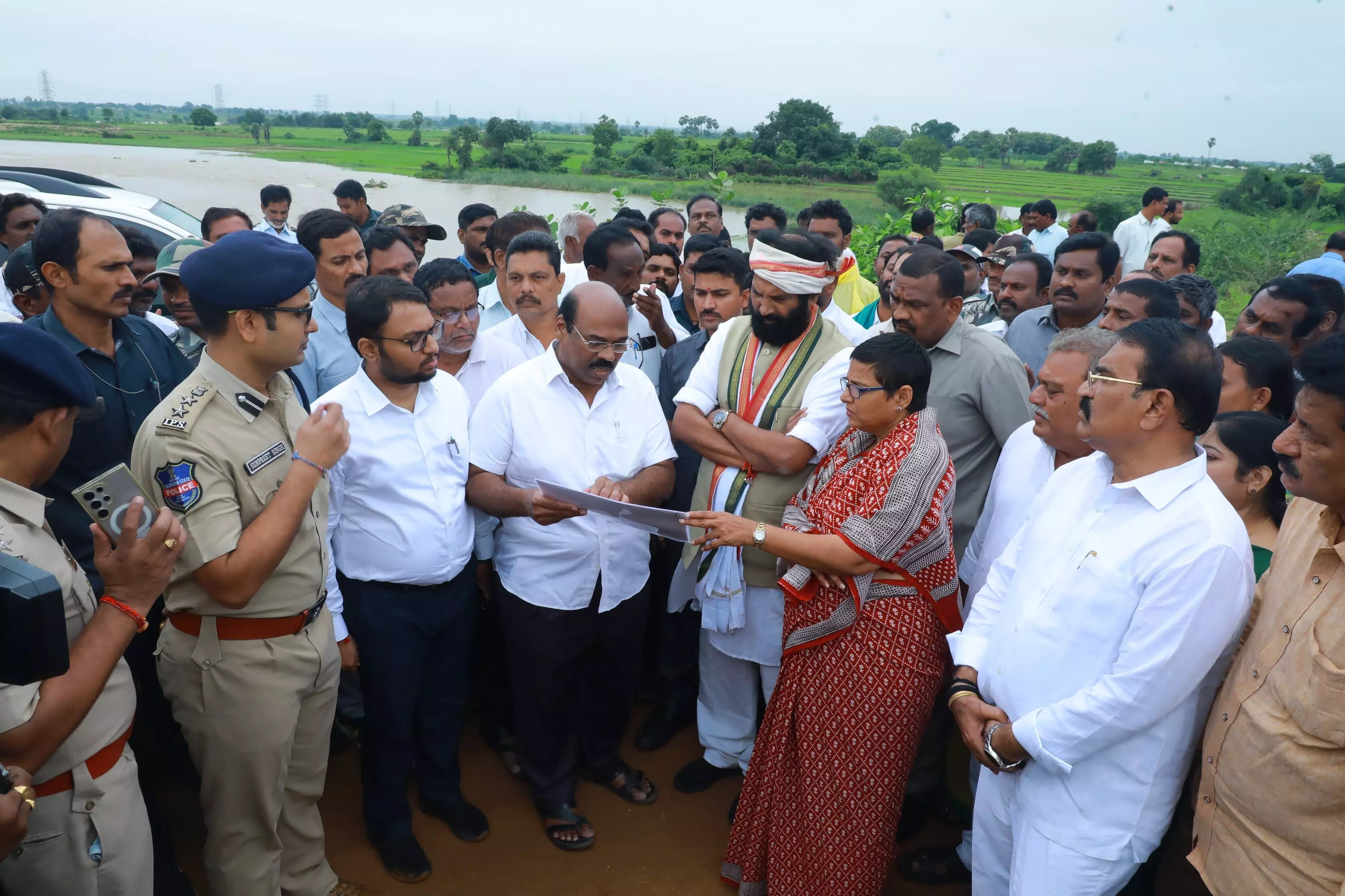 కదిలిన మంత్రులు.. వరద ముంపు ప్రాంతాల్లో పర్యటన