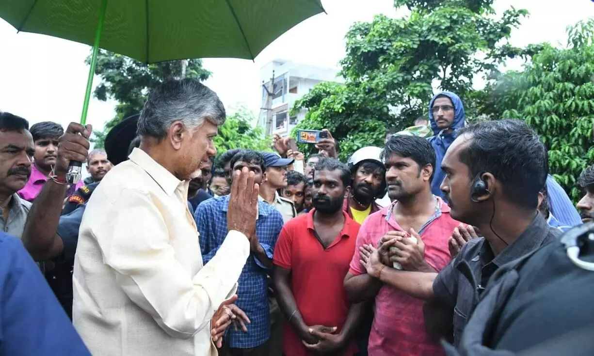 సహాయక చర్యల్లో అధికారుల నిర్లక్ష్యంపై  చంద్రబాబు ఆగ్రహం