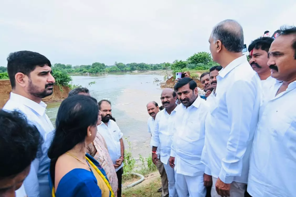 ఆపత్కాలంలో రాజకీయాలు చేసేటోళ్లం కాదు